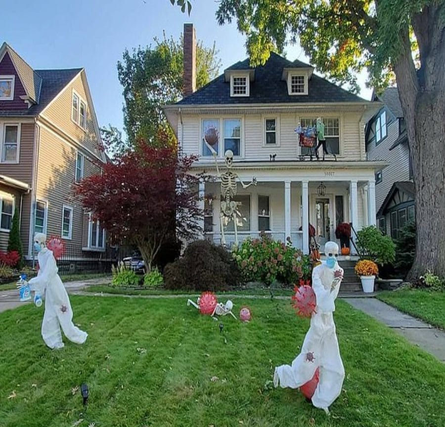 50+ Times Halloween decorations took it too far – Page 4